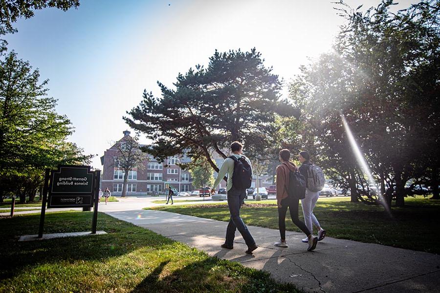 Students walk across the Northwest campus, which also is designated as the Missouri Arboretum. (图片来源:Chandu Ravi Krishna/<a href='http://gmail.plunkocity.com'>网上赌博网站十大排行</a>)